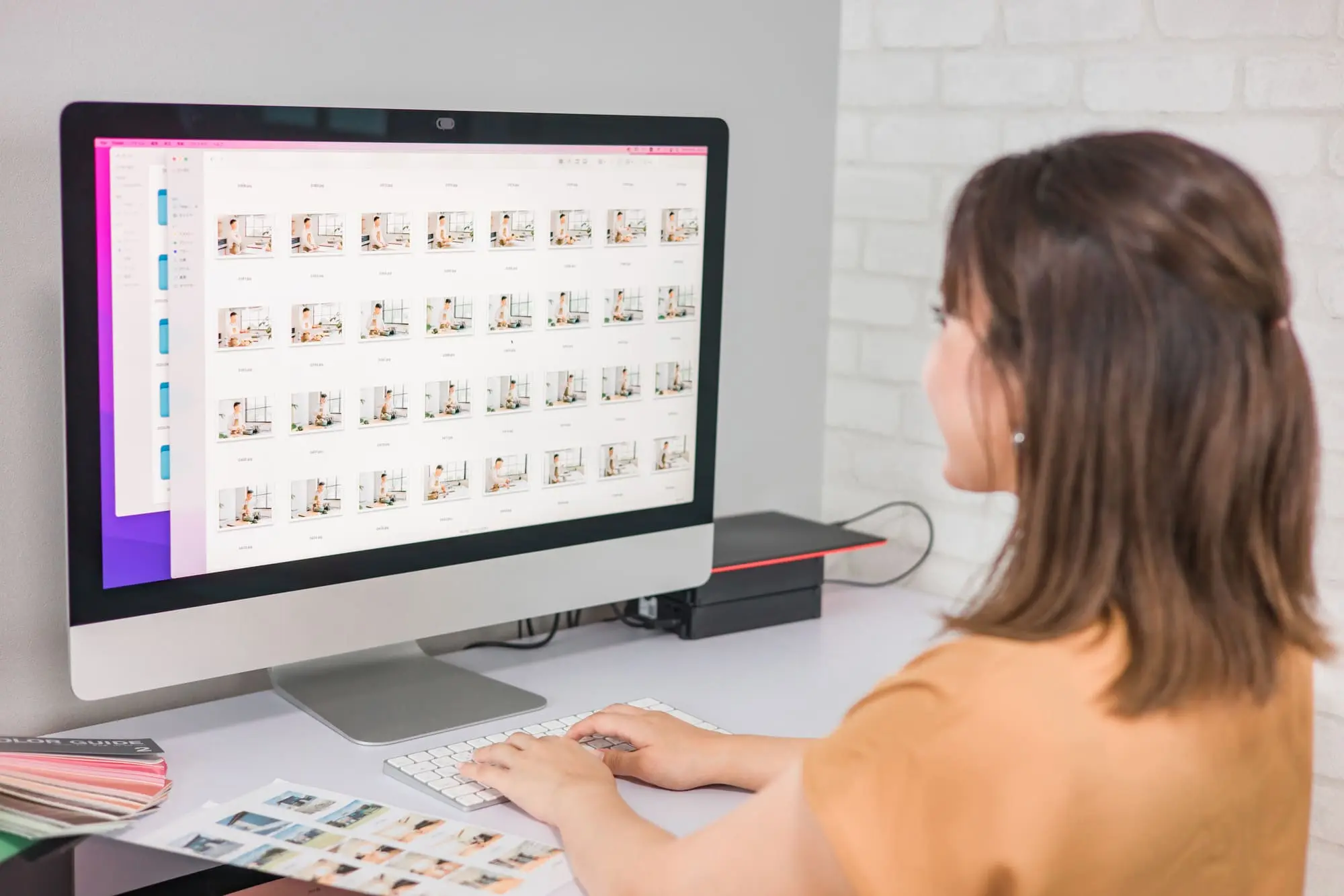 PC画面を操作する女性