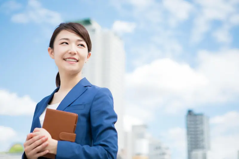 外に立っている女性