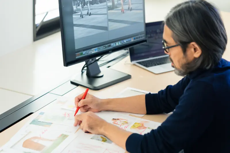 グラフィックデザインを行うミドル男性