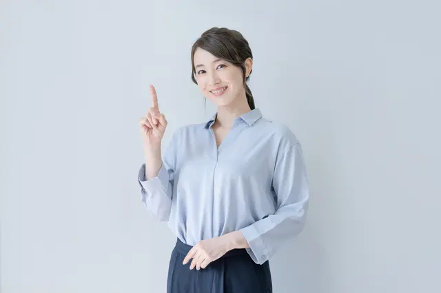 指を指す女性