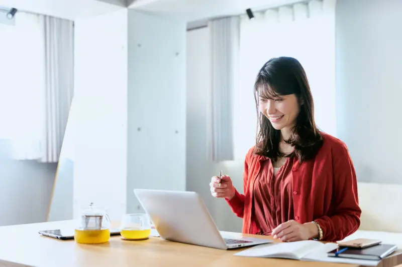 パソコンを見ながら笑顔の女性