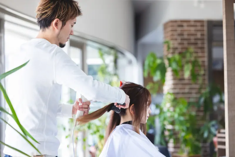 ヘアメイクアップアーティスト