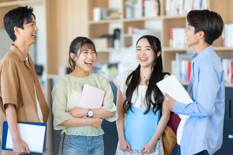 笑いあう学生
