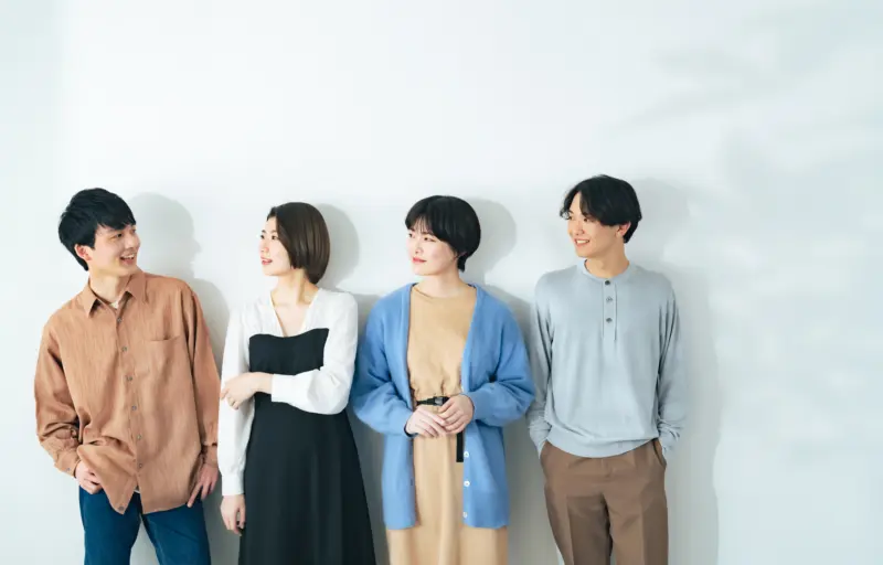 並んで立っている学生