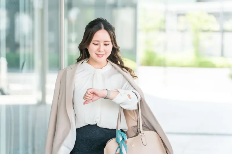 時計を見る女性