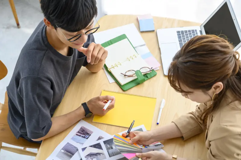 素材選びをする男女
