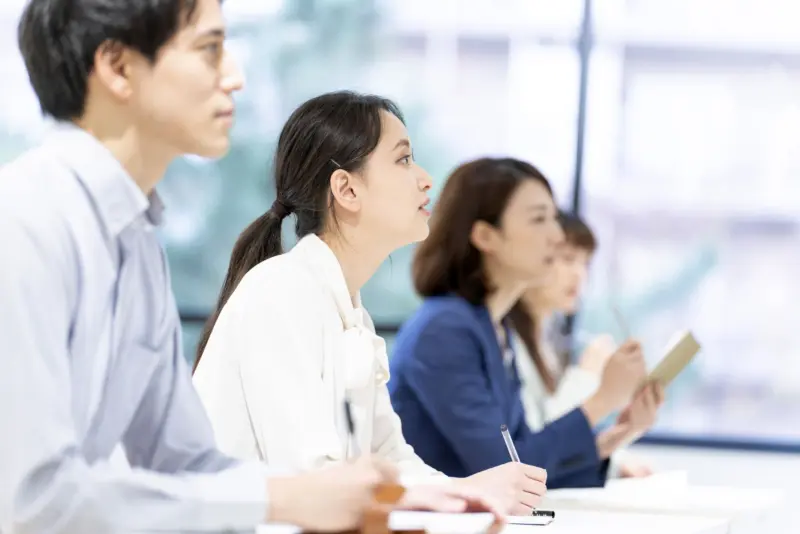 勉強する人たち