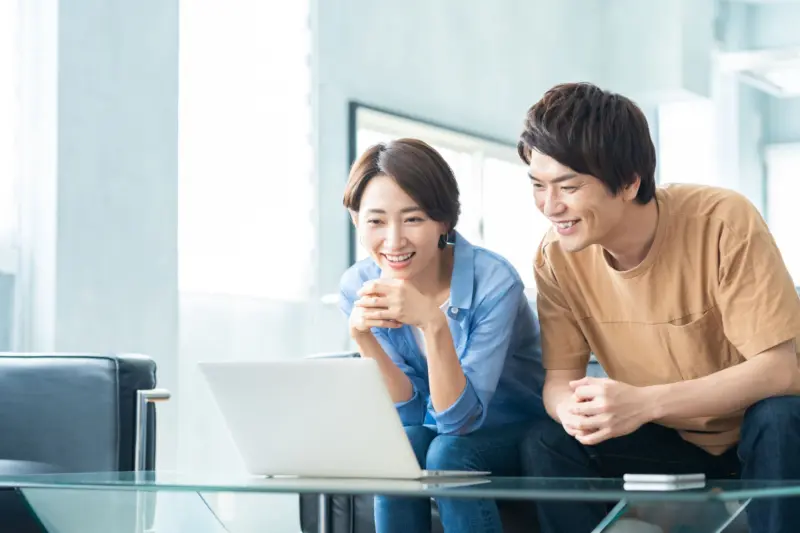 パソコンを見る2人