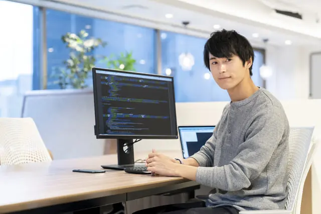 デスクワークの男性