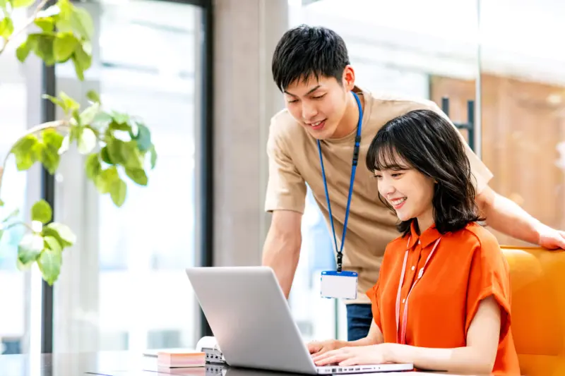 パソコンを見る男女