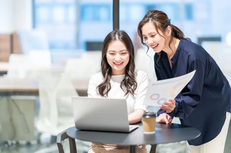 パソコンを見る女性たち