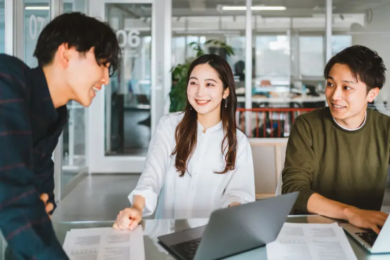 笑顔で話す男女