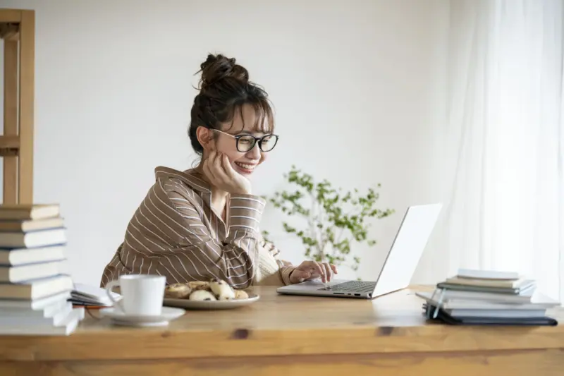 パソコンを見ながら笑顔の女性