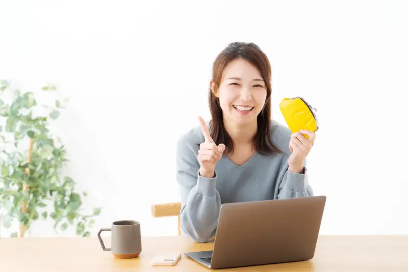 財布を持つ女性