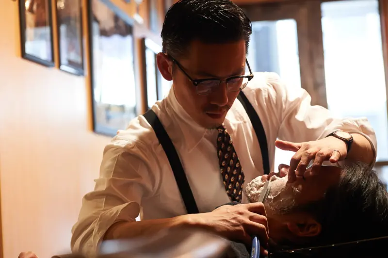 シェービング中の理容師