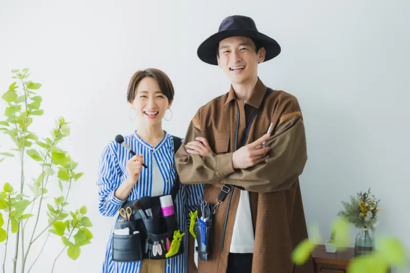 笑っている男女の美容師